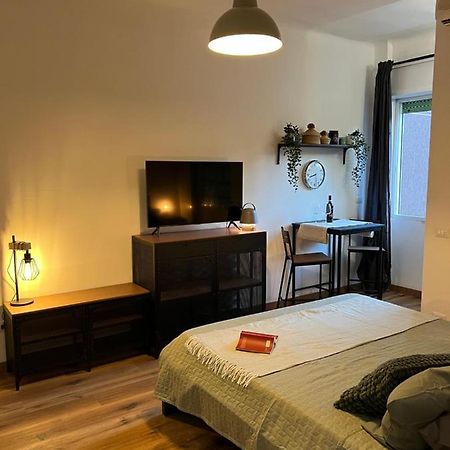 Stylish Apartment 3 Km Away From Duomo - Netflix, Wi-Fi, All Comforts Included Milánó Kültér fotó