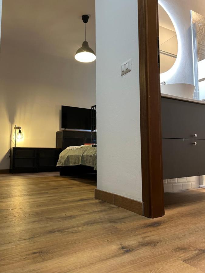 Stylish Apartment 3 Km Away From Duomo - Netflix, Wi-Fi, All Comforts Included Milánó Kültér fotó
