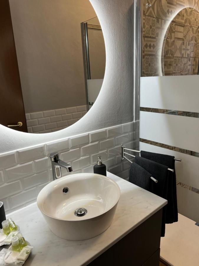 Stylish Apartment 3 Km Away From Duomo - Netflix, Wi-Fi, All Comforts Included Milánó Kültér fotó