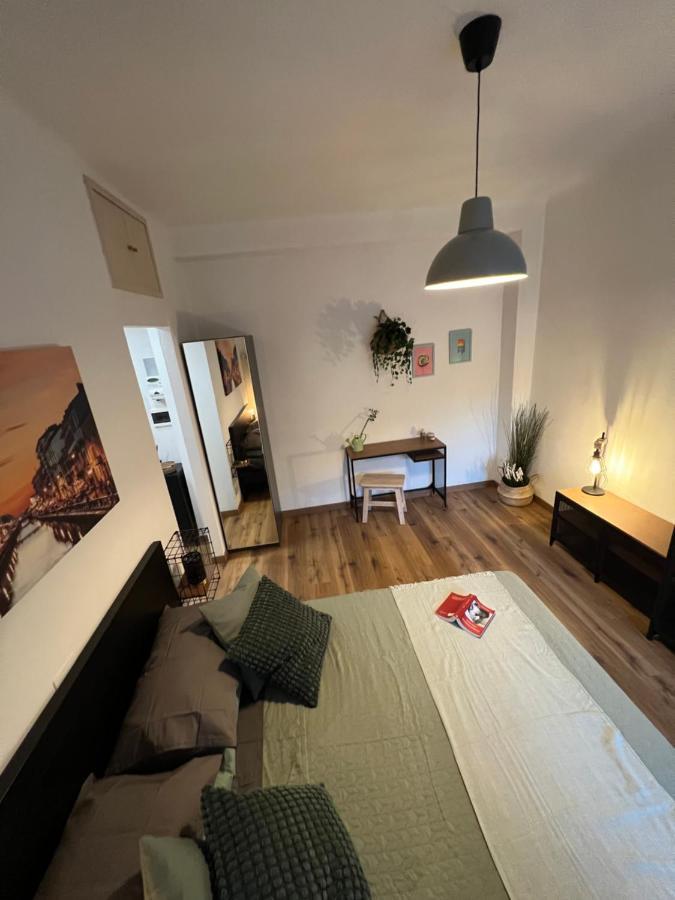 Stylish Apartment 3 Km Away From Duomo - Netflix, Wi-Fi, All Comforts Included Milánó Kültér fotó