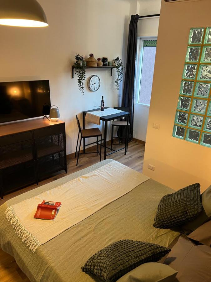 Stylish Apartment 3 Km Away From Duomo - Netflix, Wi-Fi, All Comforts Included Milánó Kültér fotó