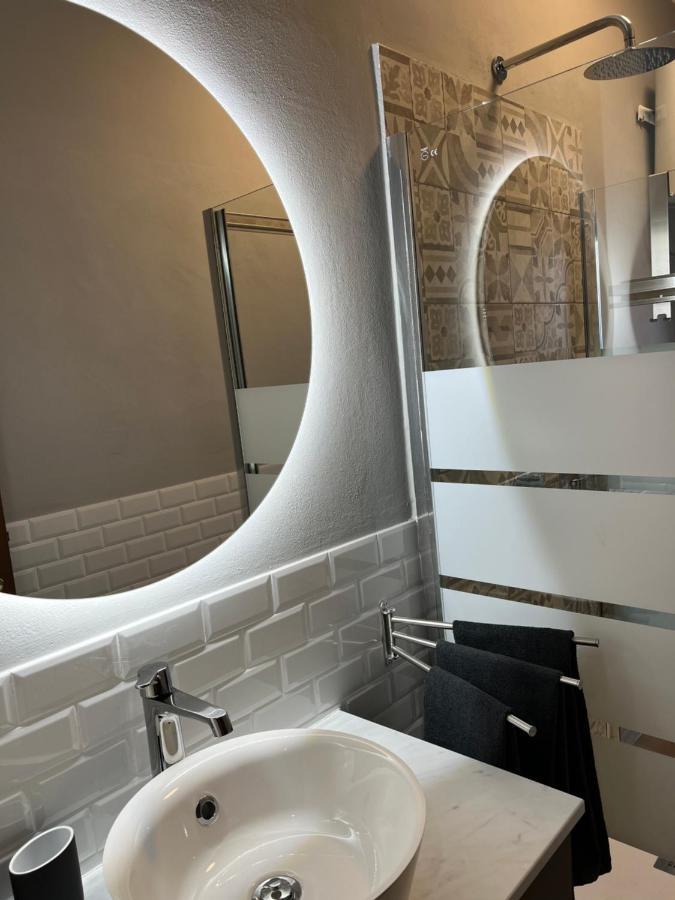 Stylish Apartment 3 Km Away From Duomo - Netflix, Wi-Fi, All Comforts Included Milánó Kültér fotó